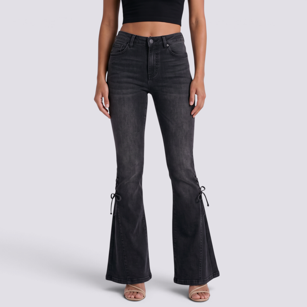 Mujer con vaqueros flare negros con cordones laterales, vista frontal