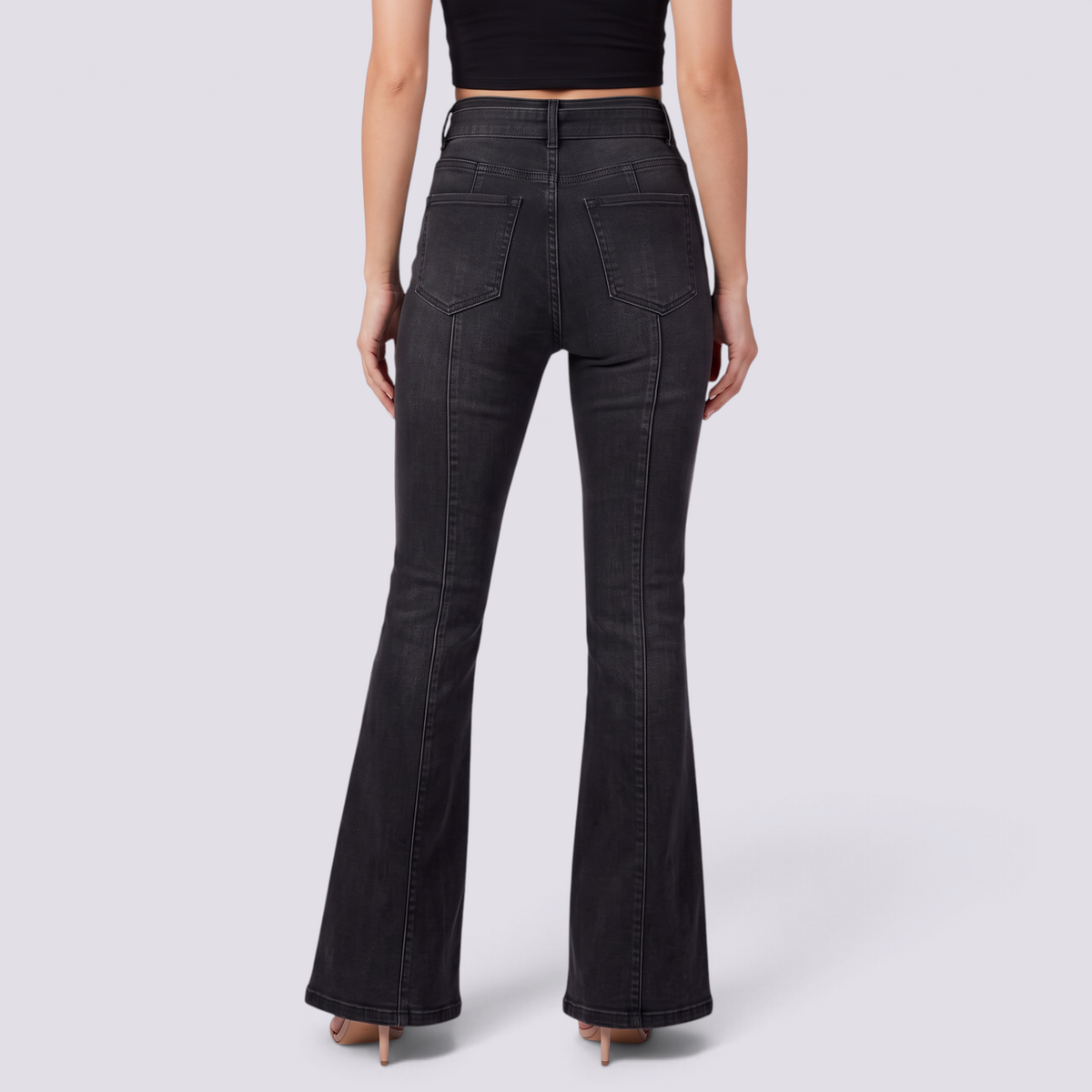 Vaqueros pata de elefante ajustados de mujer color negro, vista trasera