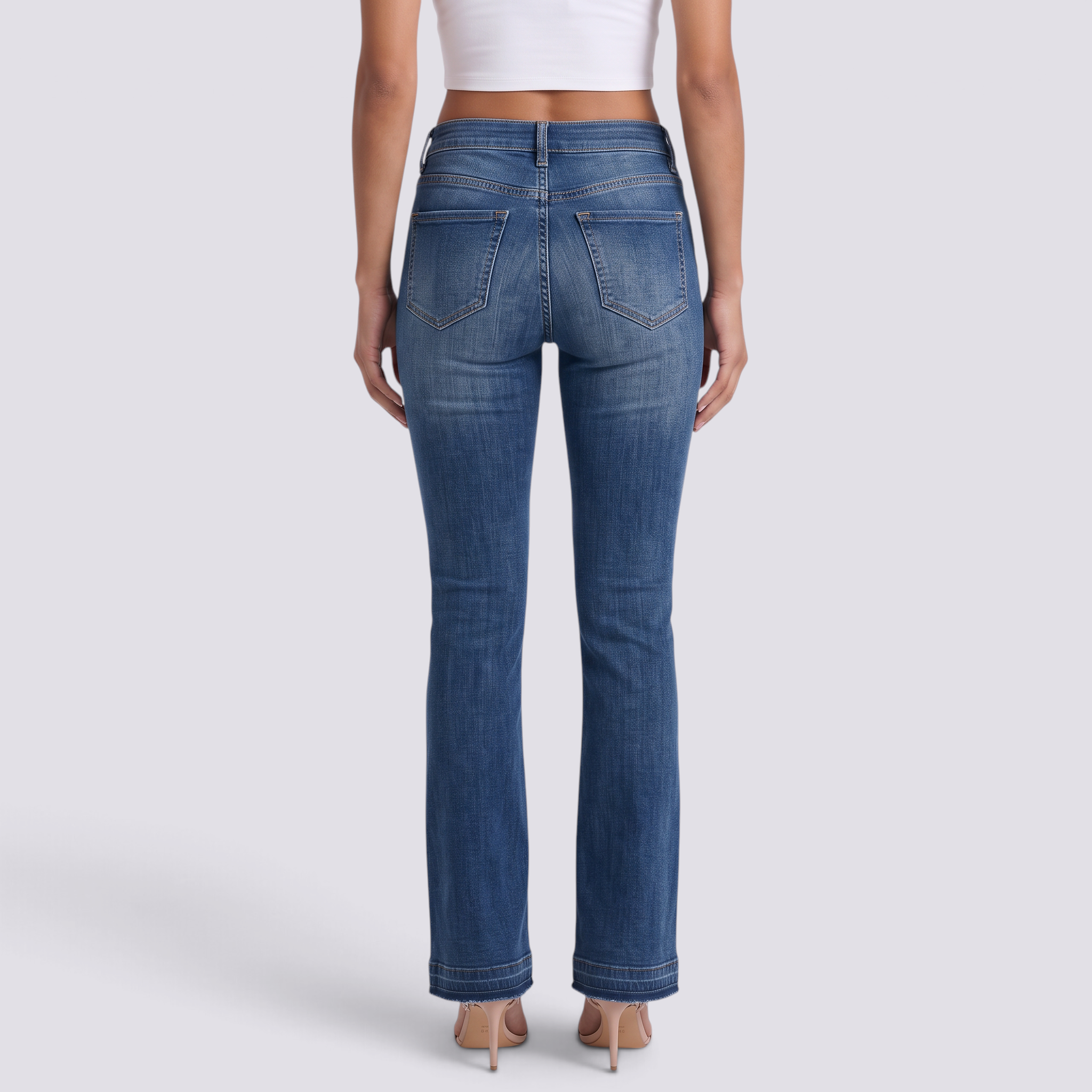 Vaqueros rotos de mujer con campana y efecto desgastado en azul oscuro, vista trasera