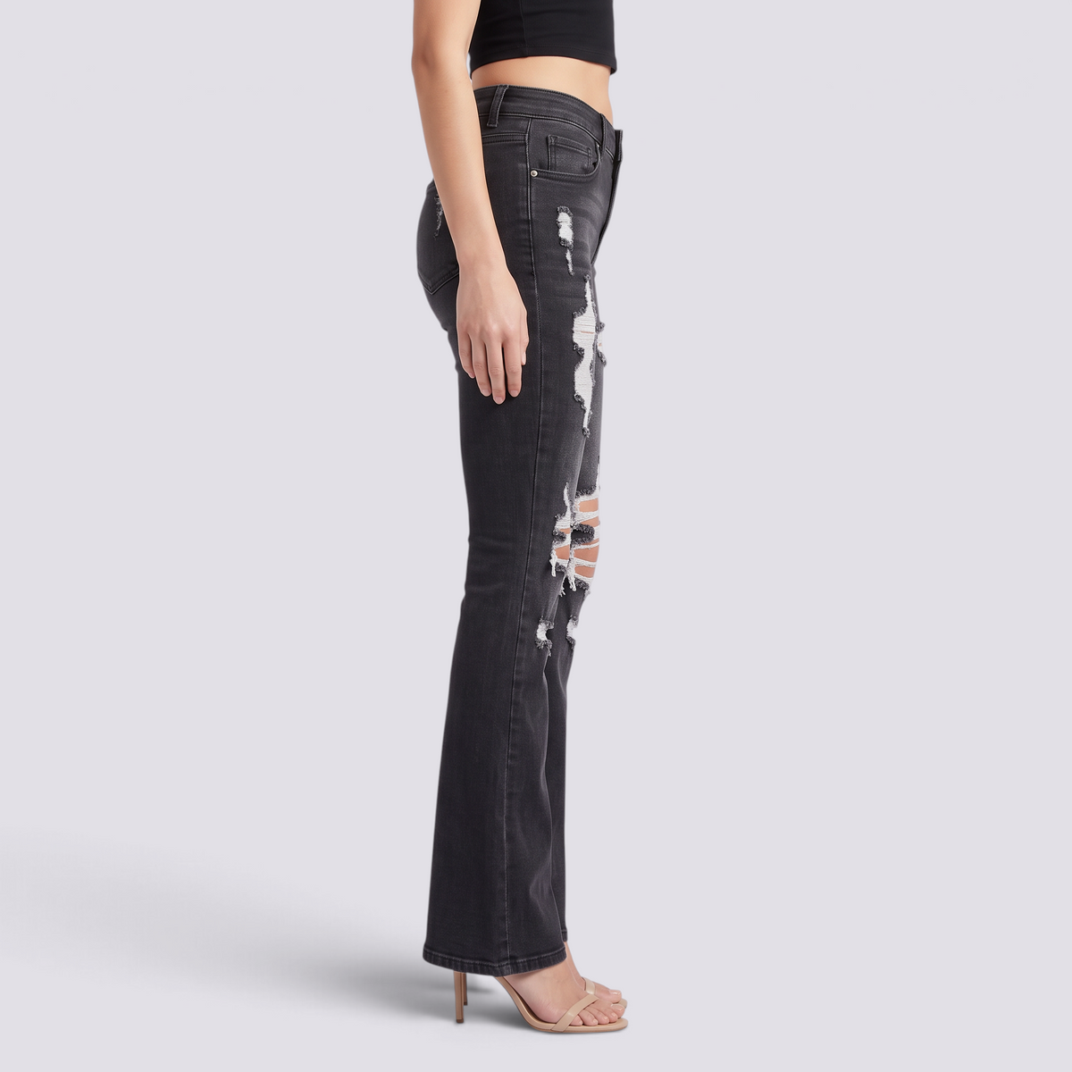 Vaqueros rotos de mujer con campana y efecto desgastado en negro, vista lateral