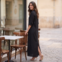 Vestido camisero largo negro mujer en una terraza de cafe