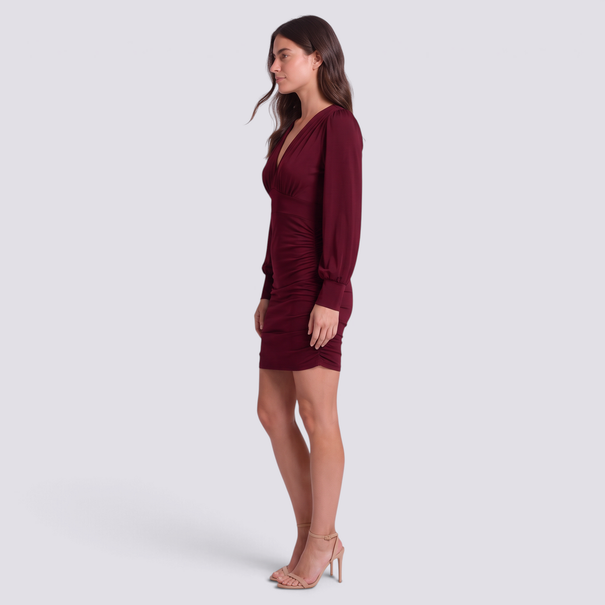 Mujer con vestido corto ajustado burdeos con mangas globo, vista lateral