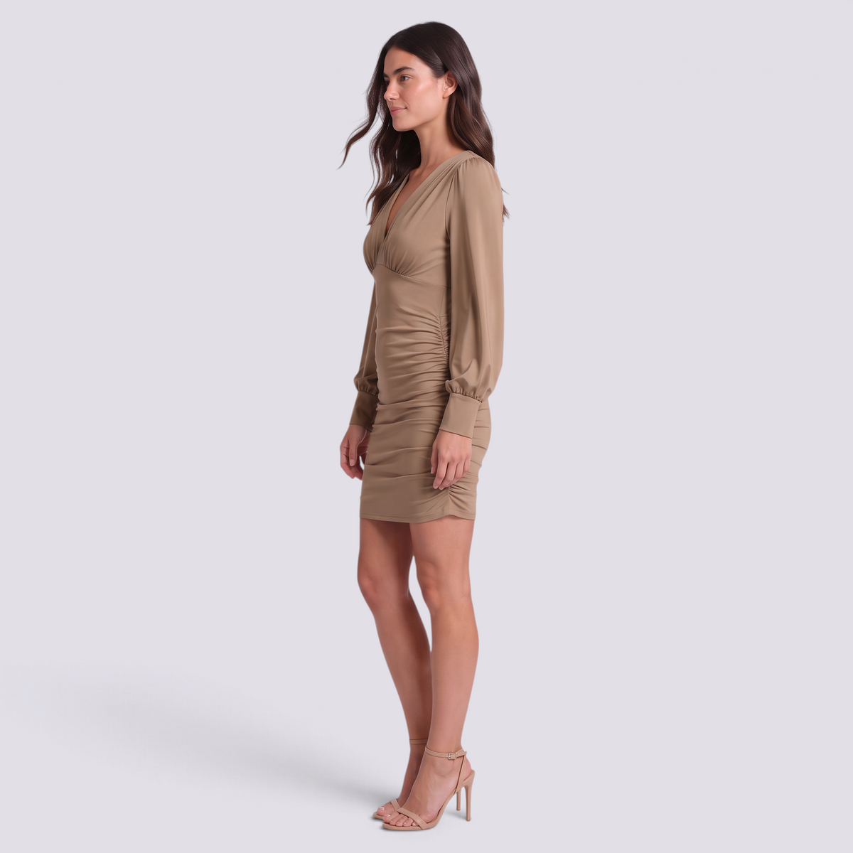 Mujer con vestido corto ajustado caqui con mangas globo, vista lateral