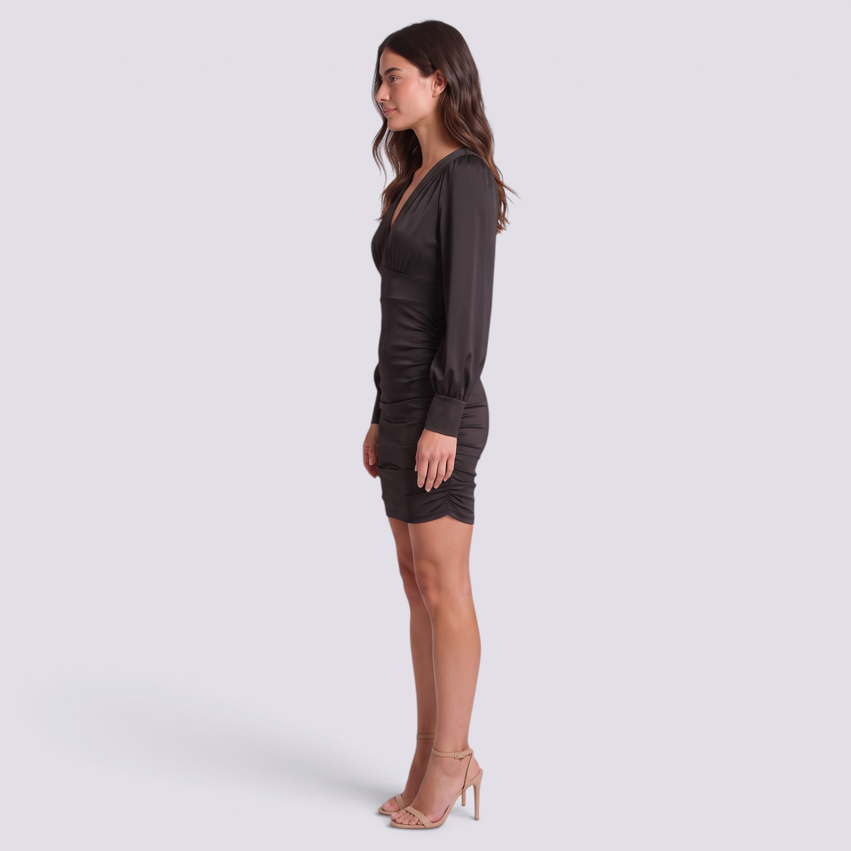 Mujer con vestido corto ajustado negro con mangas globo, vista lateral