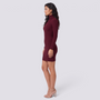 Vestido jersey ajustado de mujer color burdeos con cuello alto y manga larga, vista lateral