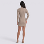 Vestido jersey ajustado de mujer color caqui con cuello alto y manga larga, vista trasera