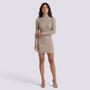 Vestido jersey ajustado de mujer color caqui con cuello alto y manga larga, vista frontal