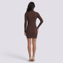 Vestido jersey ajustado de mujer color marrón con cuello alto y manga larga, vista trasera