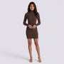 Vestido jersey ajustado de mujer color marrón con cuello alto y manga larga, vista frontal