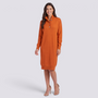 Vestido jersey de mujer con cuello alto y botones en naranja, vista frontal