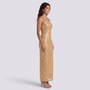 Vestido largo de fiesta dorado con escote halter y lentejuelas - vista lateral