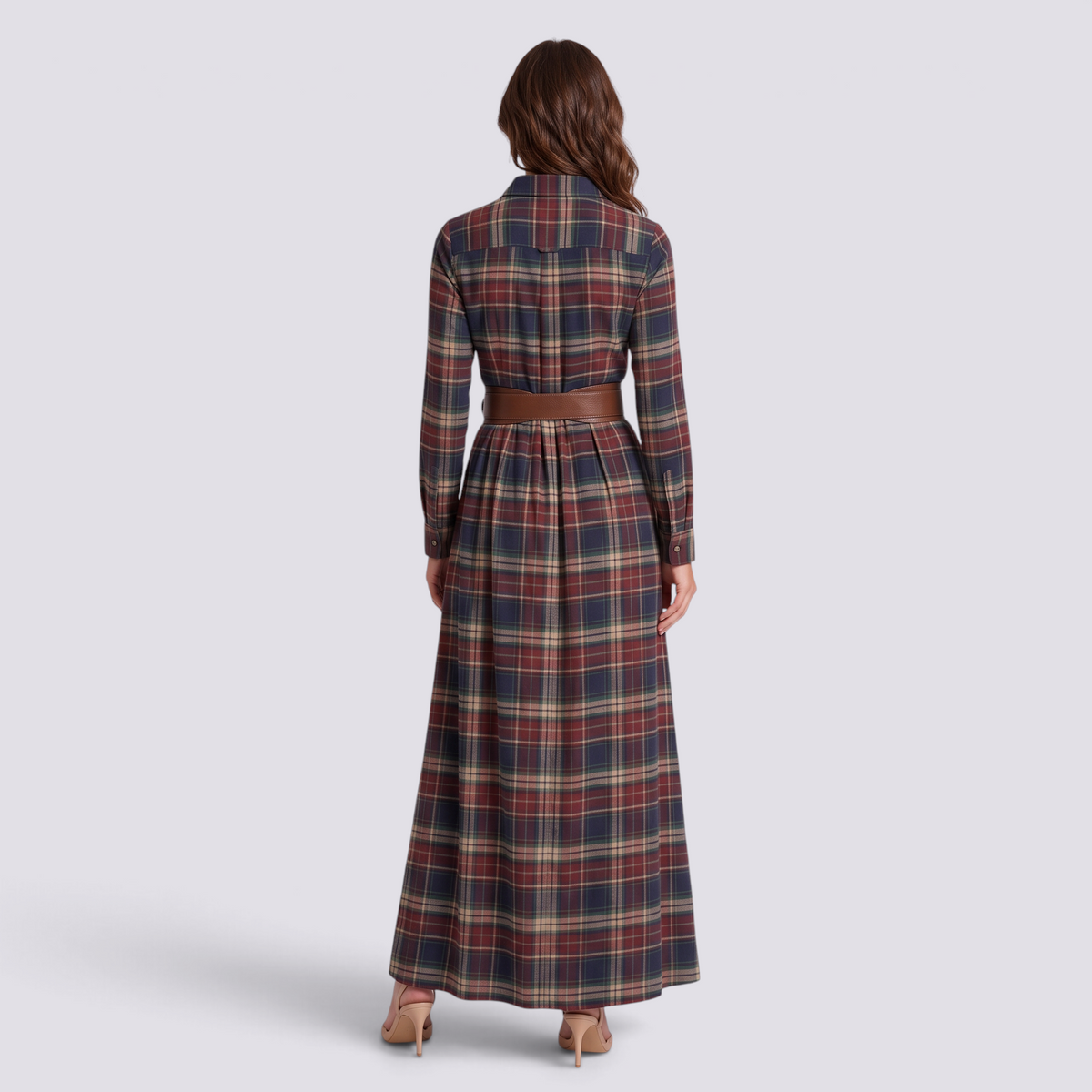 Mujer con vestido largo camisero de cuadros tartán con cinturón, cuadros azul marino, vista trasera lisa
