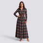 Mujer con vestido largo camisero de cuadros tartán con cinturón, cuadros azul marino, vista frontal