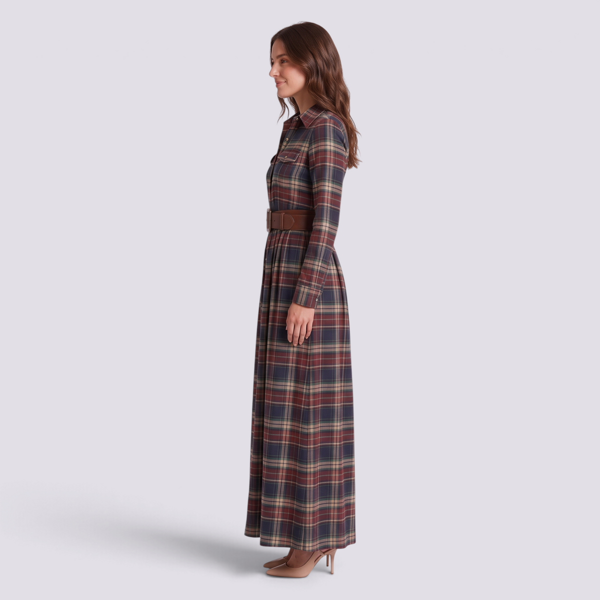 Mujer con vestido largo camisero de cuadros tartán con cinturón, cuadros azul marino, vista lateral