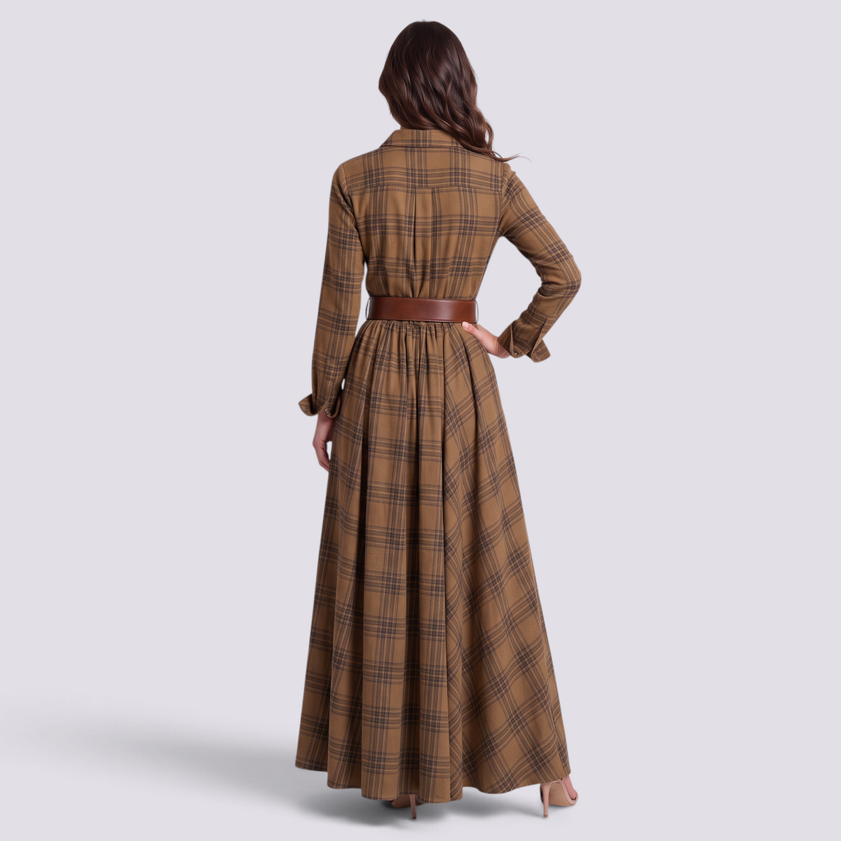 Mujer con vestido largo camisero de cuadros tartán con cinturón, cuadros caqui, vista trasera lisa