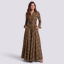 Mujer con vestido largo camisero de cuadros tartán con cinturón, cuadros caqui, vista frontal