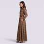 Mujer con vestido largo camisero de cuadros tartán con cinturón, cuadros caqui, vista lateral