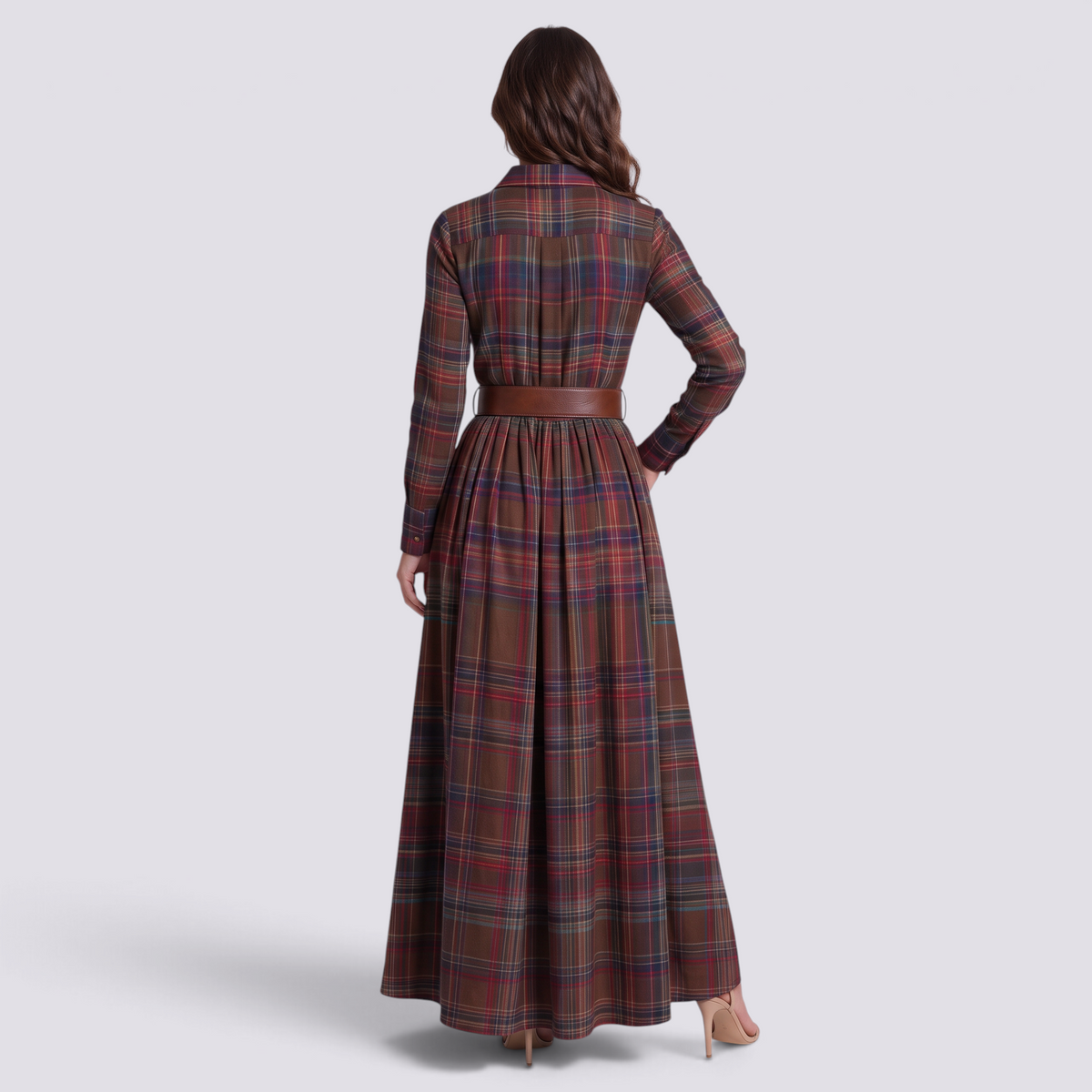 Mujer con vestido largo camisero de cuadros tartán con cinturón, cuadros multicolor, vista trasera lisa