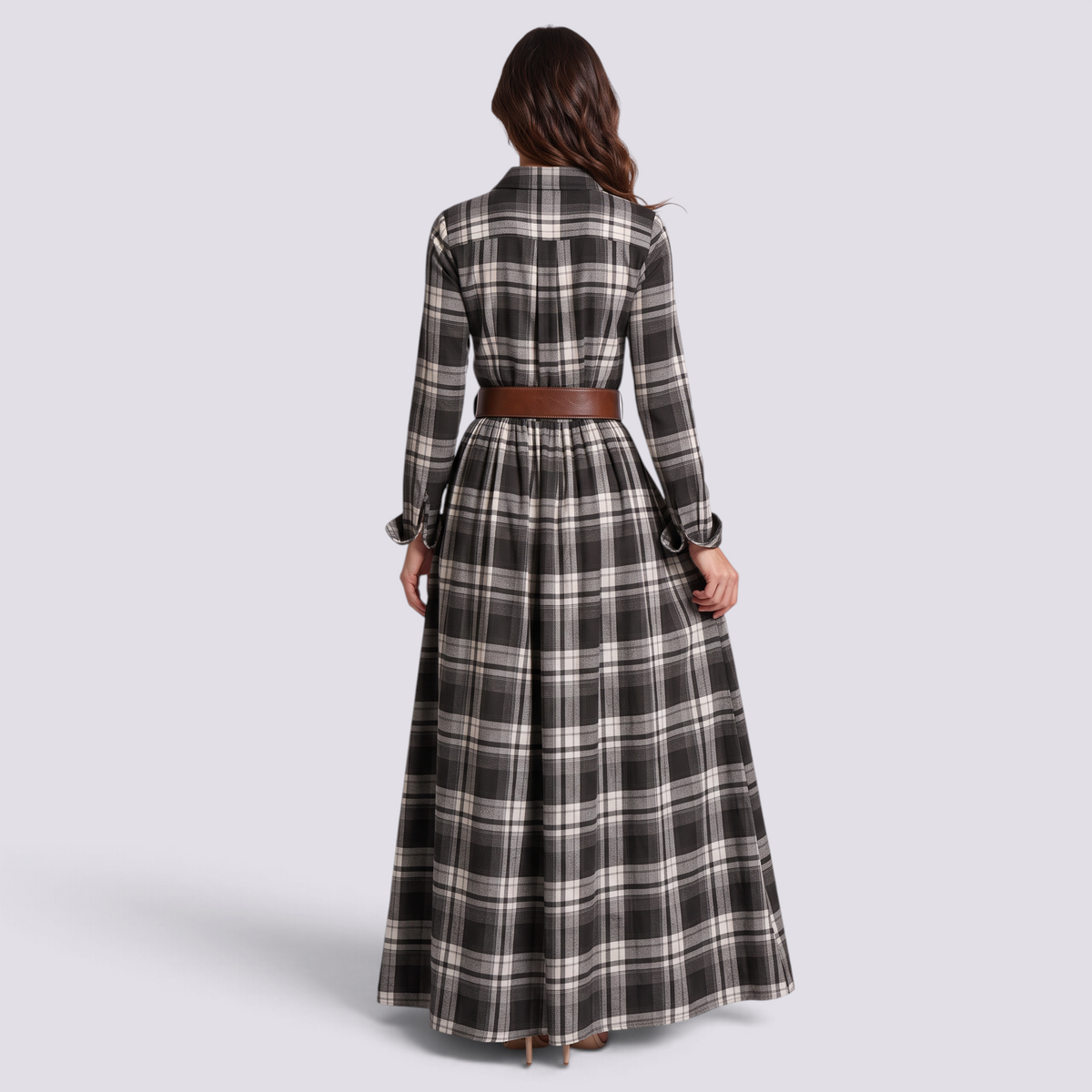 Mujer con vestido largo camisero de cuadros tartán con cinturón, cuadros negro, vista trasera lisa