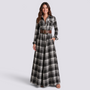 Mujer con vestido largo camisero de cuadros tartán con cinturón, cuadros negro, vista frontal