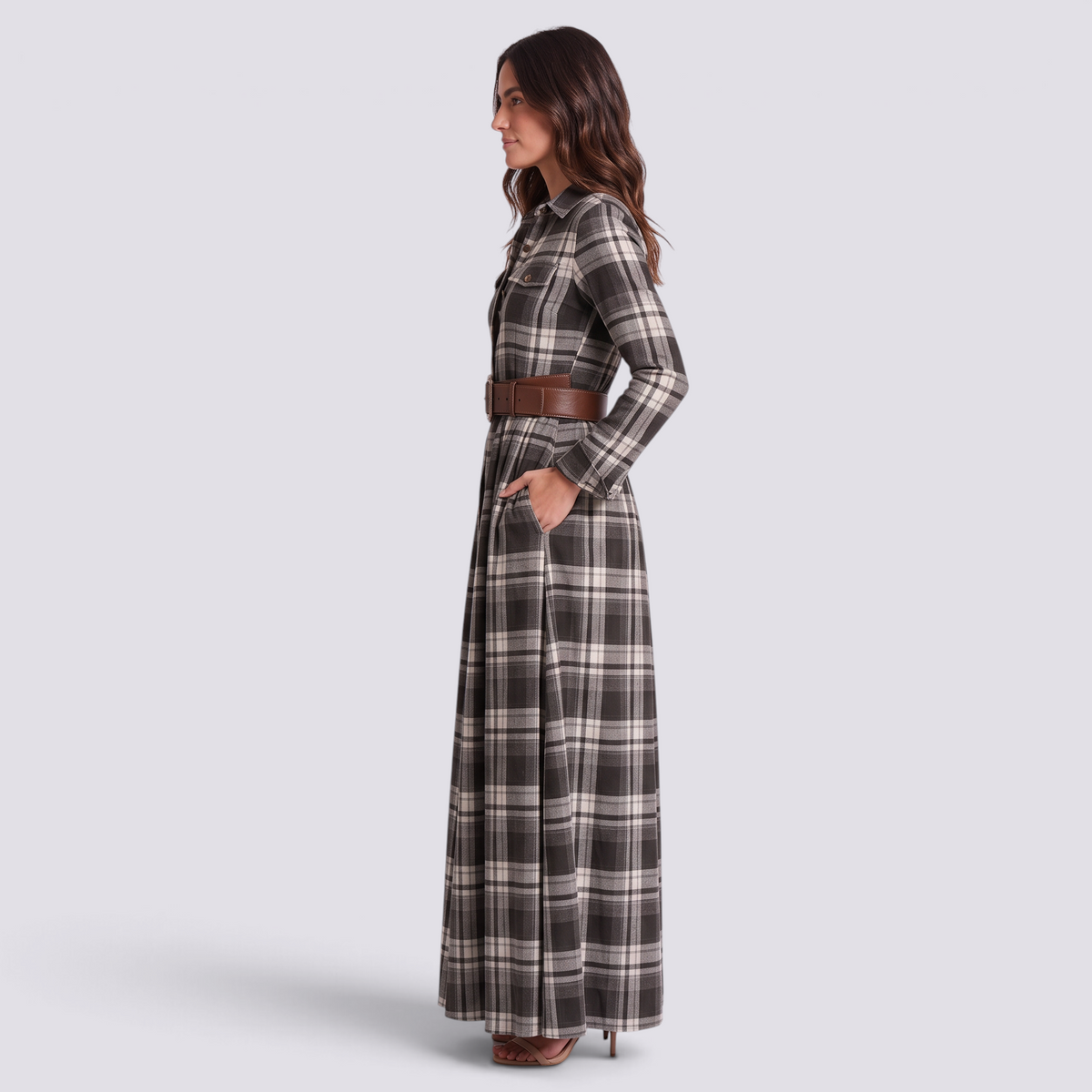 Mujer con vestido largo camisero de cuadros tartán con cinturón, cuadros negro, vista lateral
