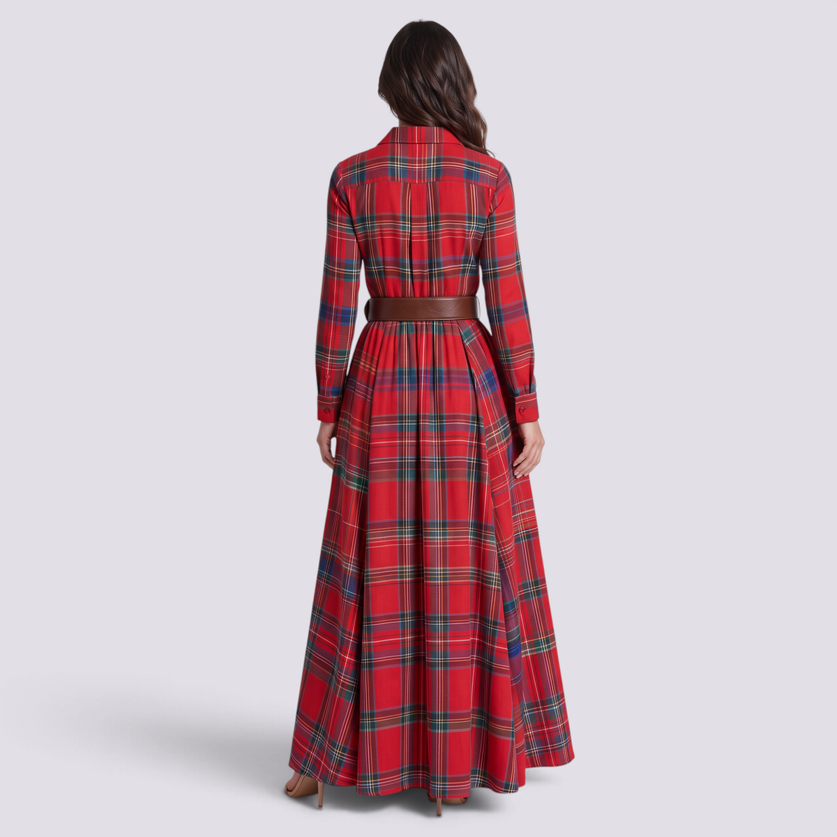 Mujer con vestido largo camisero de cuadros tartán con cinturón, cuadros rojo, vista trasera lisa
