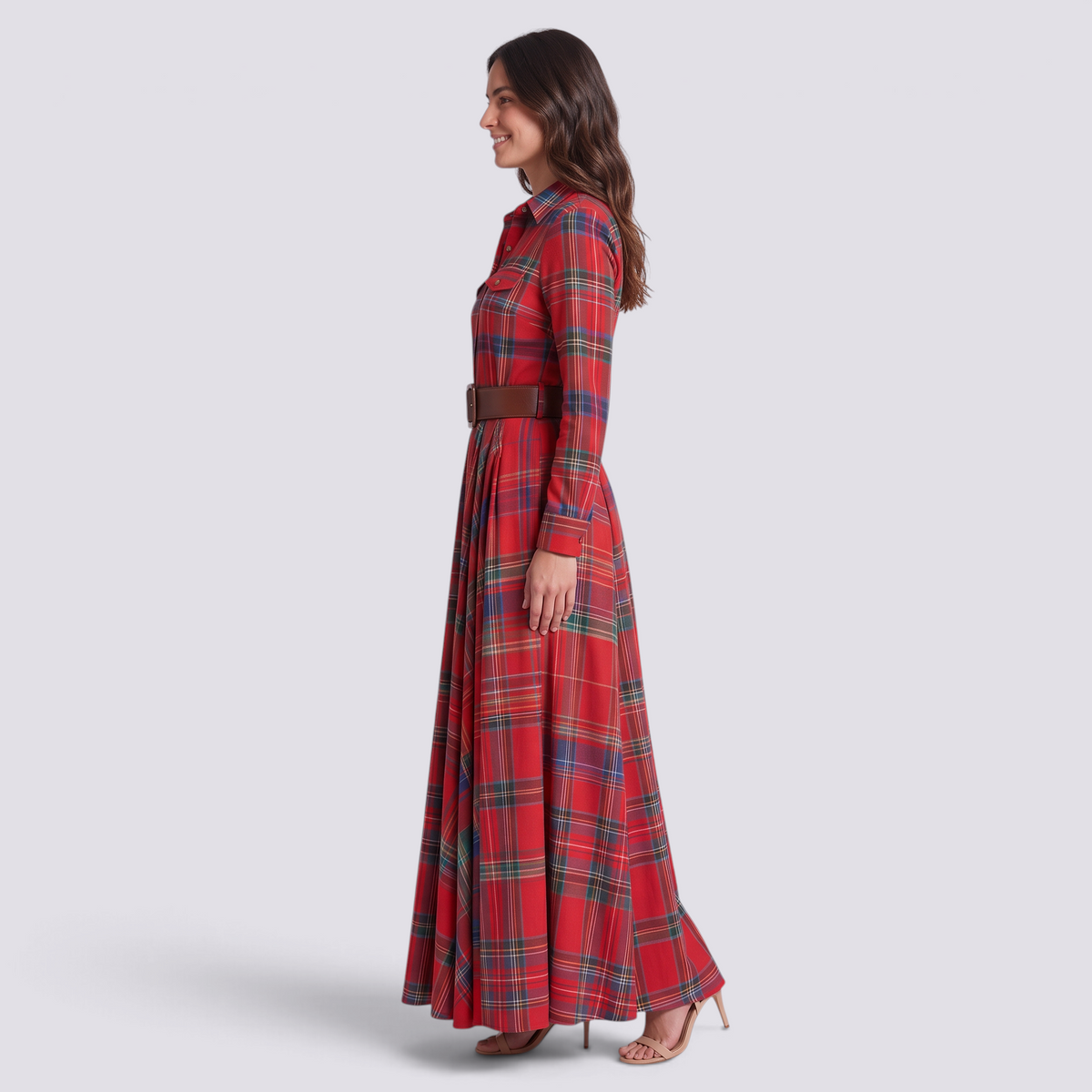 Mujer con vestido largo camisero de cuadros tartán con cinturón, cuadros rojo, vista lateral