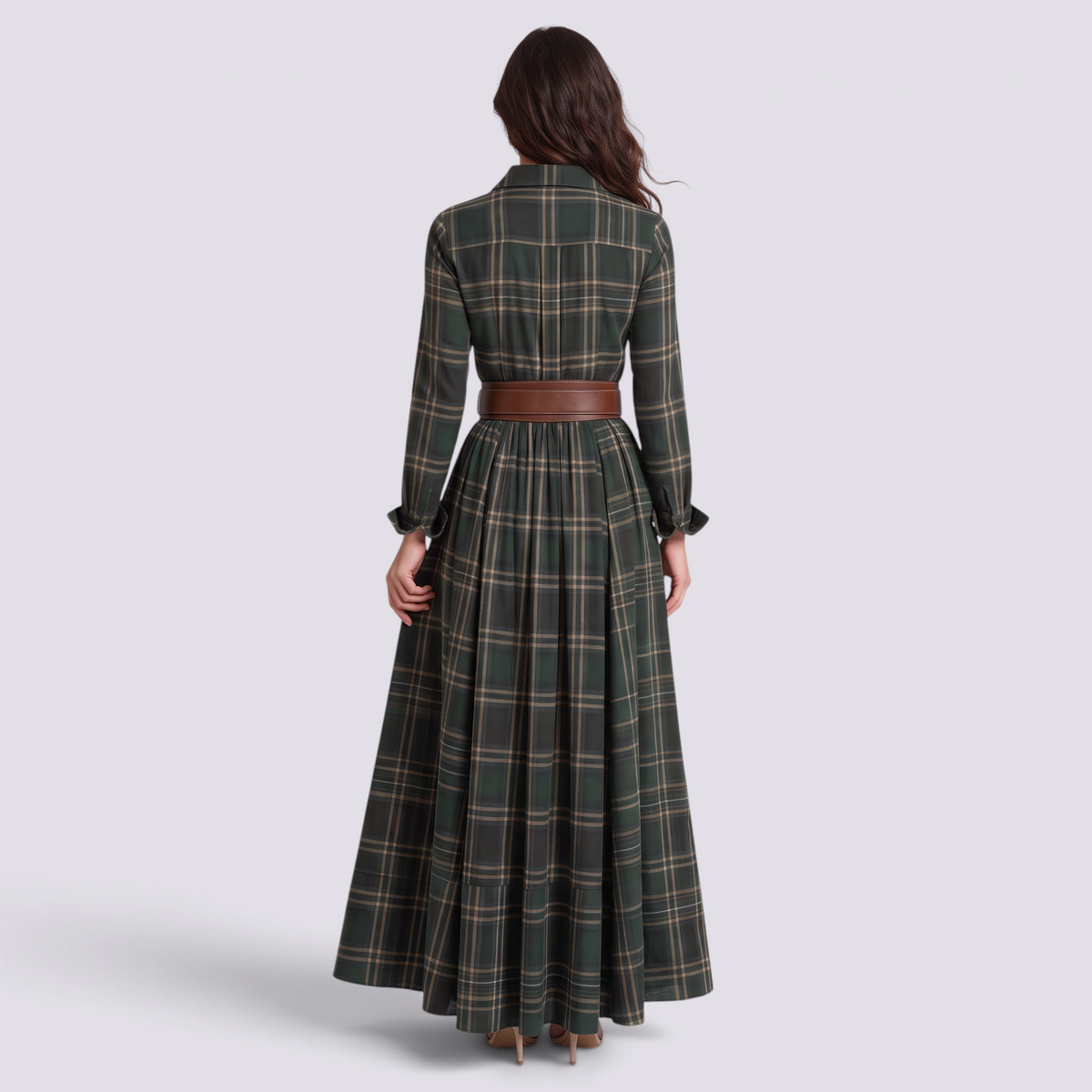 Mujer con vestido largo camisero de cuadros tartán con cinturón, cuadros verde, vista trasera lisa
