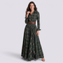 Mujer con vestido largo camisero de cuadros tartán con cinturón, cuadros verde, vista frontal