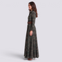 Mujer con vestido largo camisero de cuadros tartán con cinturón, cuadros verde, vista lateral