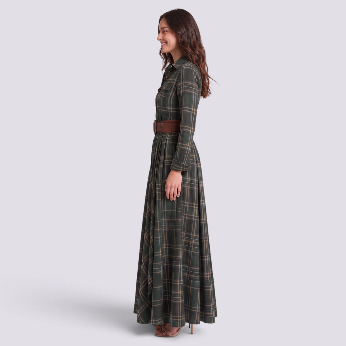 Mujer con vestido largo camisero de cuadros tartán con cinturón, cuadros verde, vista lateral