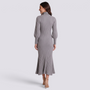 Vestido largo de mujer de punto acanalado con cuello alto, manga farol y bajo sirena color gris, vista trasera