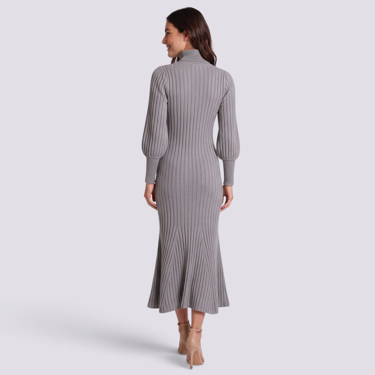 Vestido largo de mujer de punto acanalado con cuello alto, manga farol y bajo sirena color gris, vista trasera