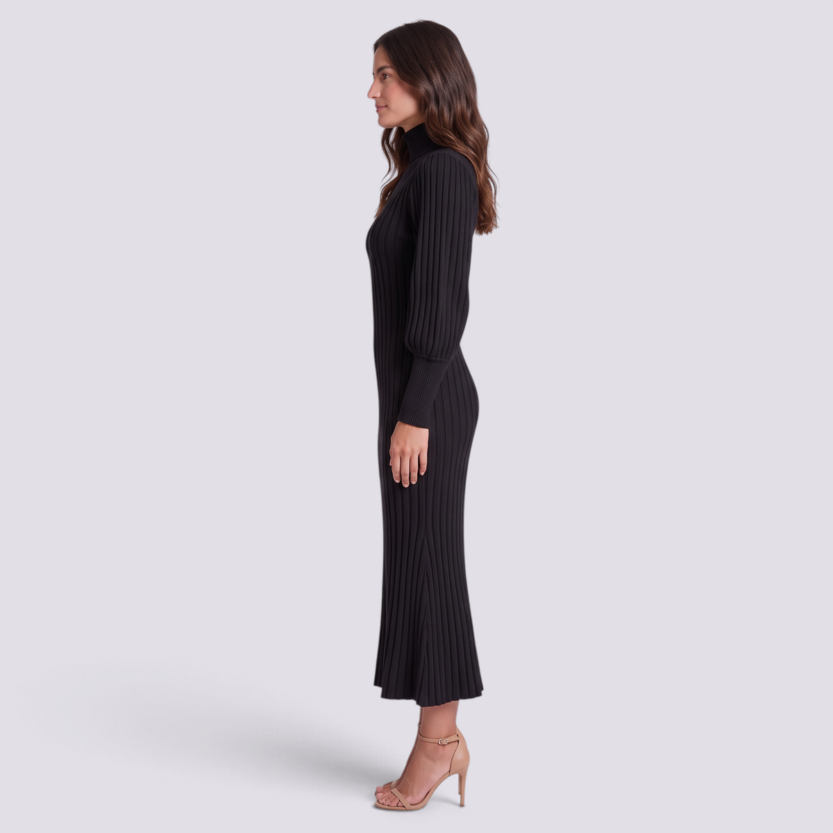 Vestido largo de mujer de punto acanalado con cuello alto, manga farol y bajo sirena color negro, vista lateral