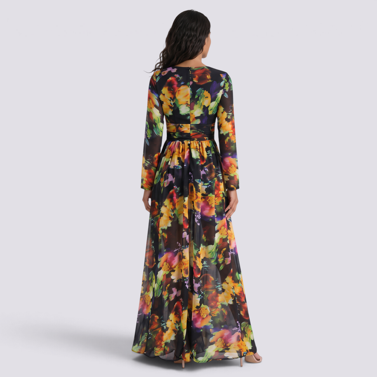 Mujer con vestido largo floral de manga larga, vista trasera con cremallera