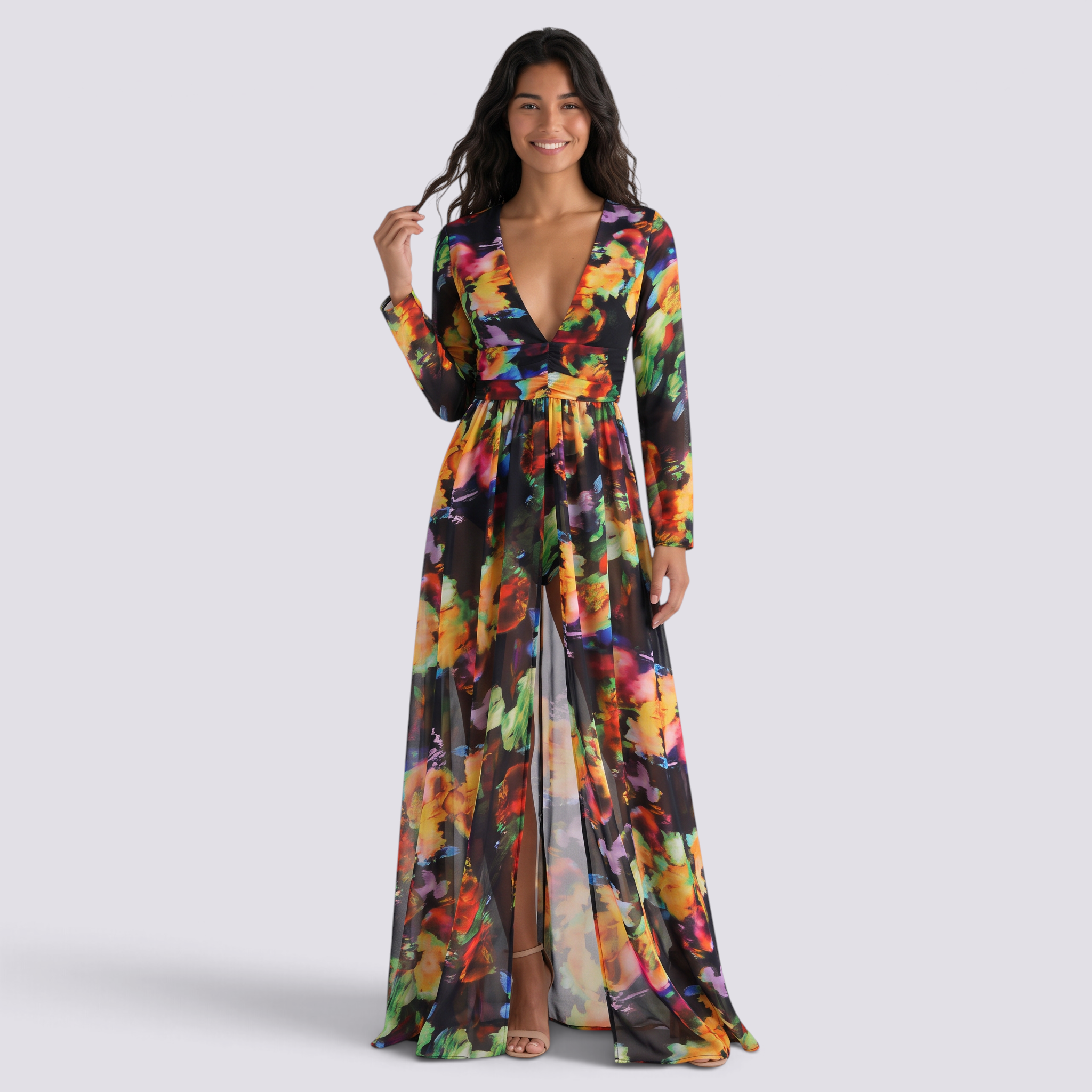 Mujer con vestido largo floral de escote en V y abertura delantera, vista frontal