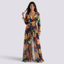 Mujer con vestido largo floral de escote en V y abertura delantera, vista frontal