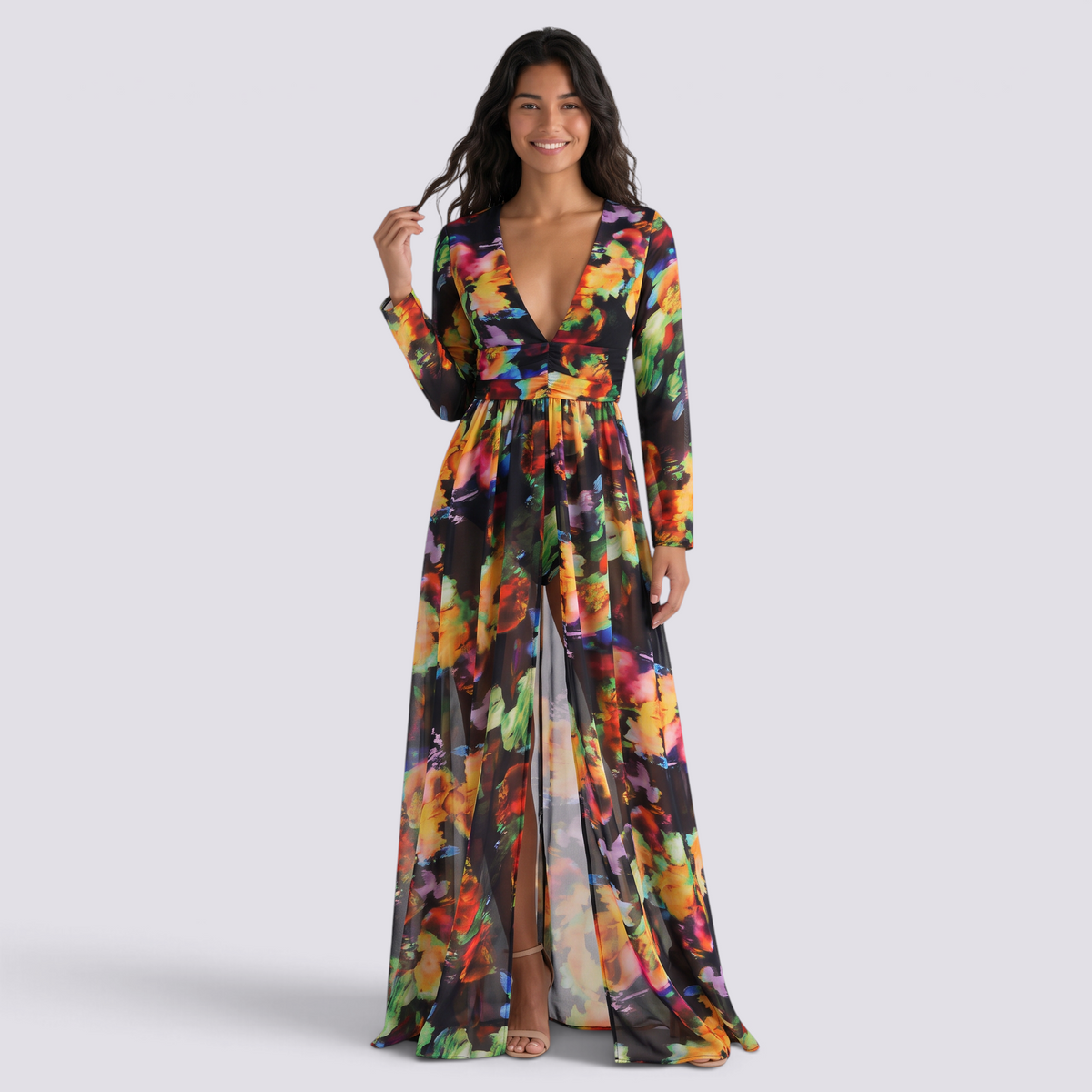 Mujer con vestido largo floral de escote en V y abertura delantera, vista frontal