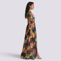 Mujer con vestido largo floral de manga larga, vista lateral