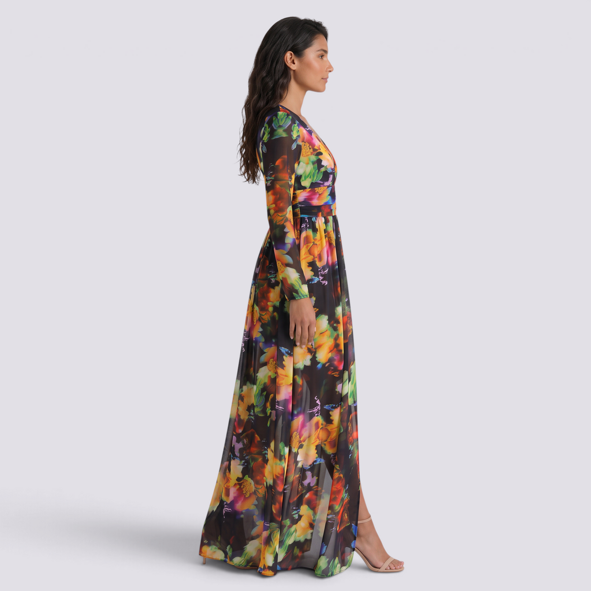 Mujer con vestido largo floral de manga larga, vista lateral