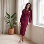 Mujer con vestido midi escote cruzado manga globo rojo en un loft luminoso
