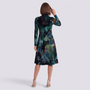 Vestido midi de mujer con cuello alto y estampado abstracto en azul petróleo, vista trasera