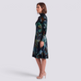 Vestido midi de mujer con cuello alto y estampado abstracto en azul petróleo, vista lateral