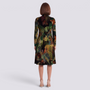 Vestido midi de mujer con cuello alto y estampado abstracto en verde oliva, vista trasera