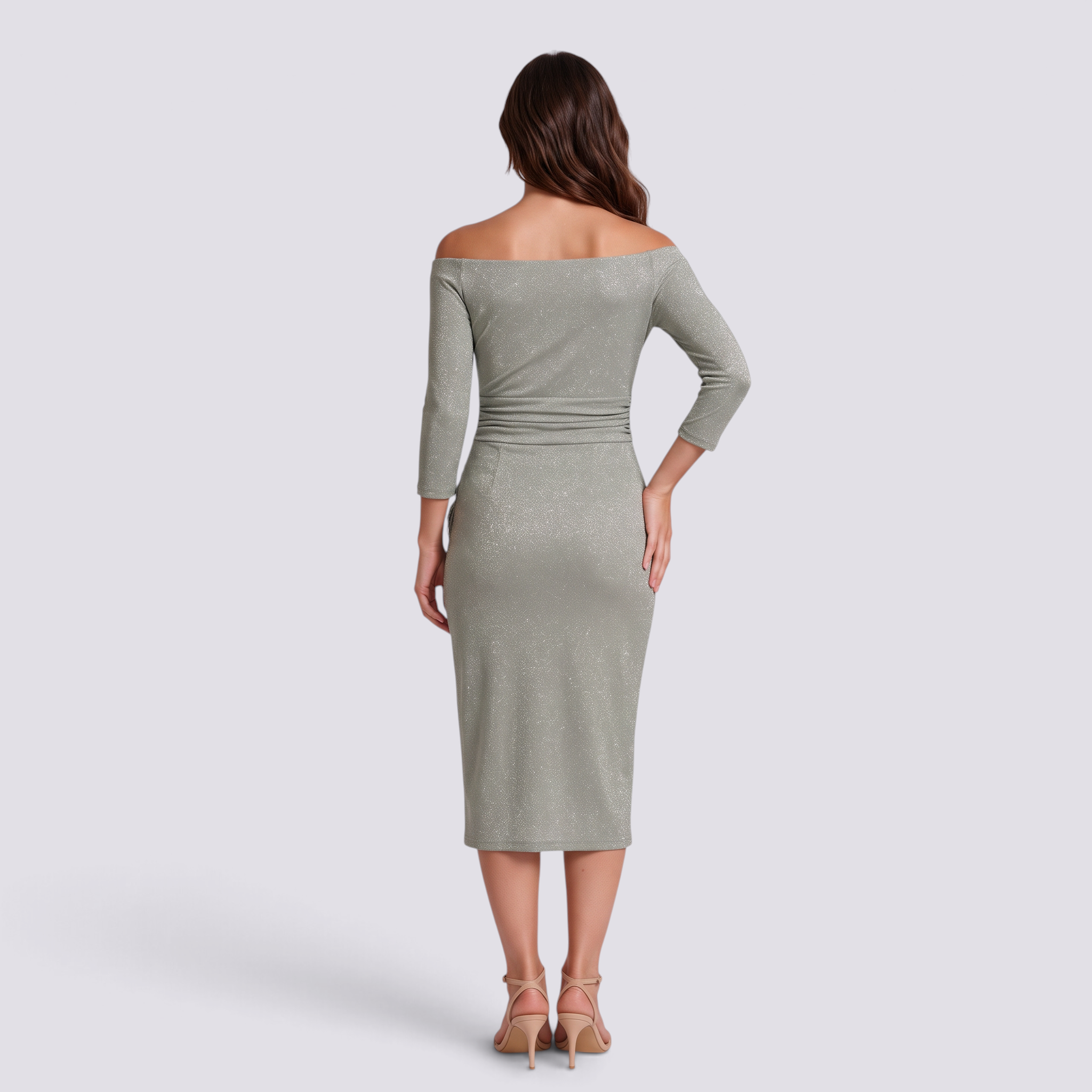 Mujer con vestido midi de hombros descubiertos y acabado brillante en plateado, vista trasera lisa