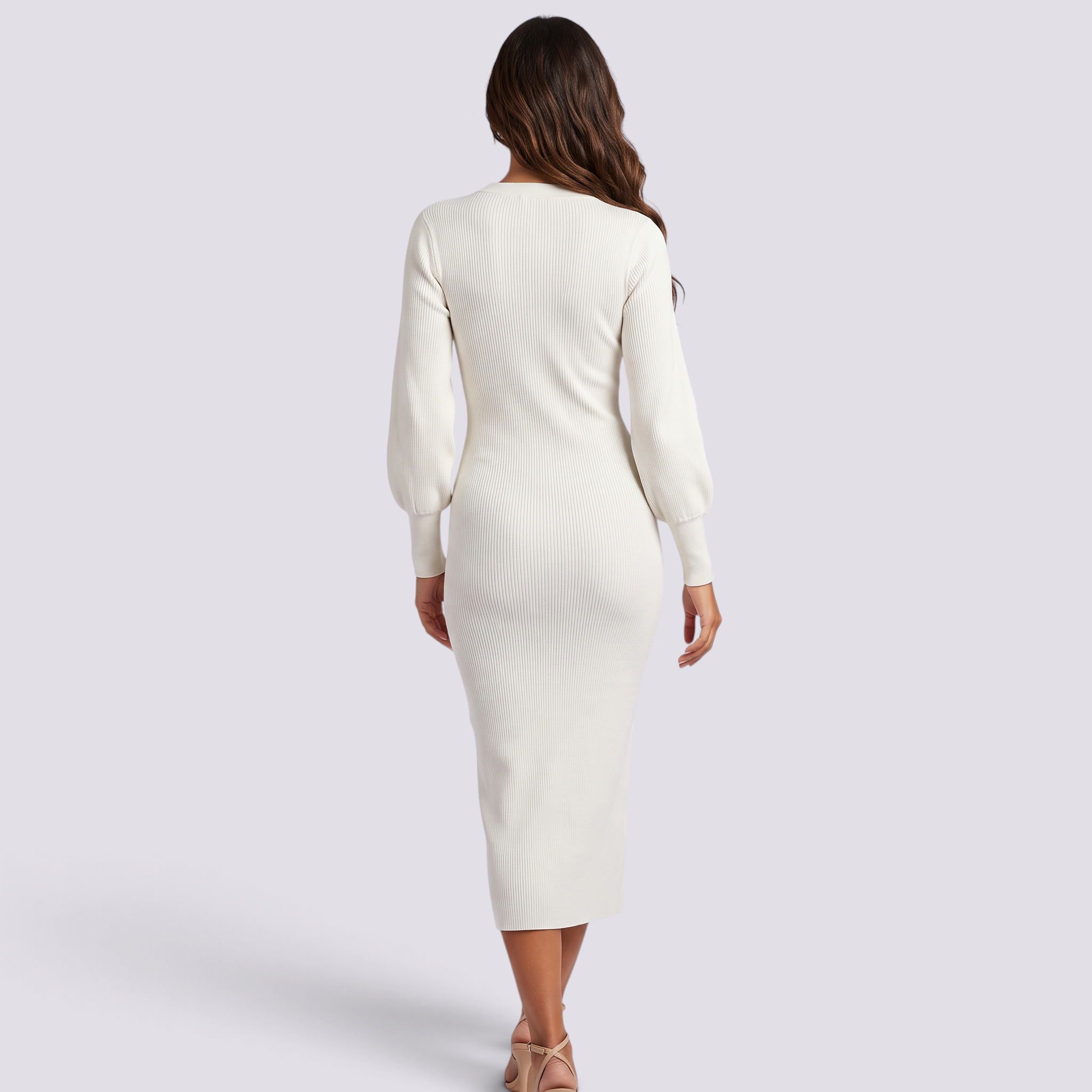 Mujer con vestido midi de punto canalé ajustado en blanco, vista trasera lisa