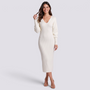 Mujer con vestido midi de punto canalé ajustado en blanco, vista frontal