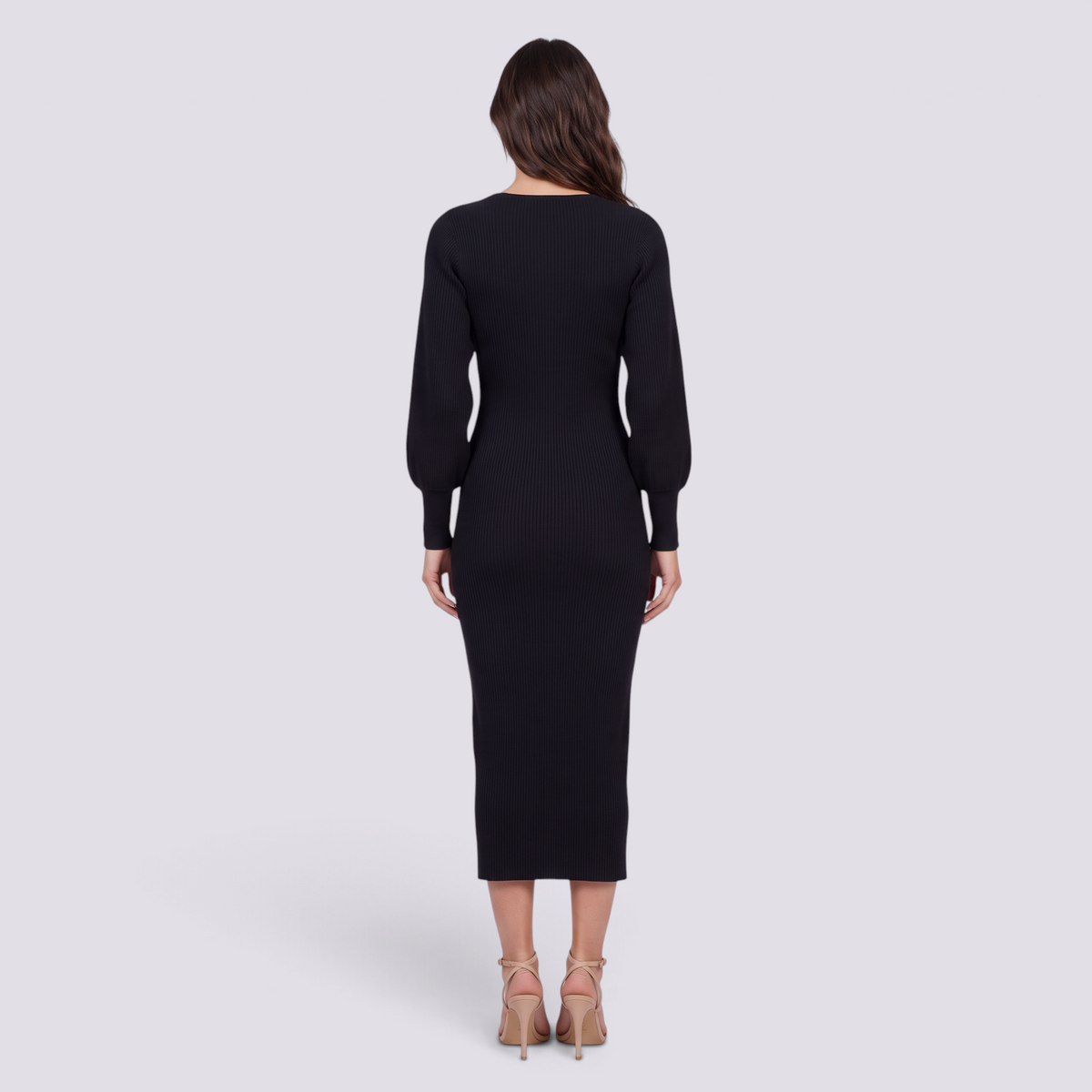 Mujer con vestido midi de punto canalé ajustado en negro, vista trasera lisa