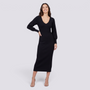 Mujer con vestido midi de punto canalé ajustado en negro, vista frontal
