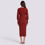 Mujer con vestido midi de punto canalé ajustado en rojo, vista trasera lisa